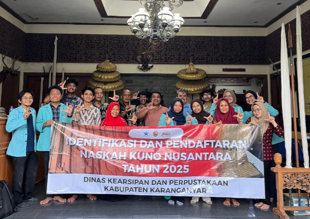 Disarpus Karanganyar dan Dosen UNS Lakukan Identifikasi 50 Naskah Kuno di Museum Keris Brojobuwono