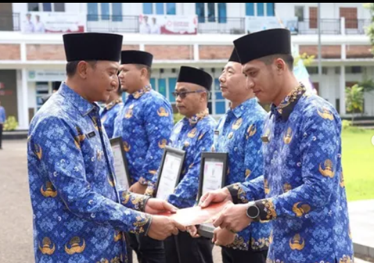 HUT ke-54 KORPRI, Bupati Pacitan Beri Penghargaan kepada PNS Berprestasi