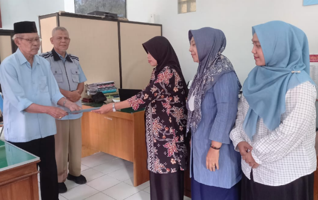 PPLP PT PGRI Pacitan Serahkan SK Dosen Tetap STKIP PGRI Pacitan kepada Siska Iriani, M.Kom