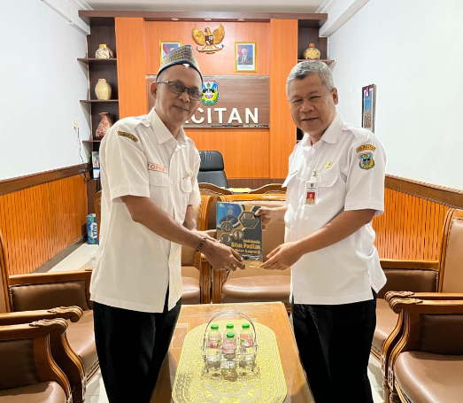 Kadis Perpustakaan Pacitan Serahkan Ensiklopedia Pacitan Kota Misteri Jilid 3 kepada Sekda Dr. Heru Wiwoho, M.M.