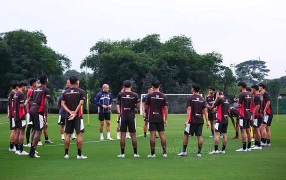 Hapus Budaya Medioker, Nova Arianto Tegakkan Mental Baja di Timnas Junior