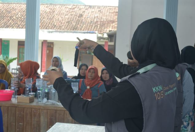 Memanfaatkan Botol Bekas, KKN 105 UNS Ajak Warga Desa Pagerejo-Ngadirojo Pacitan Terapkan Hidroponik Ramah Lingkungan