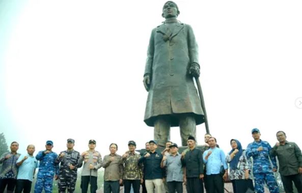 Kunjungi Pacitan, Fadli Zon Tinjau Monumen Jenderal Soedirman dan Museum Song Terus