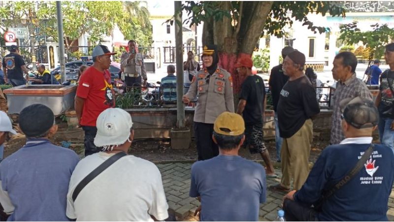 Puluhan PKL Madiun Geruduk Disdag, Tolak Relokasi Lapak di Alun-Alun Barat
