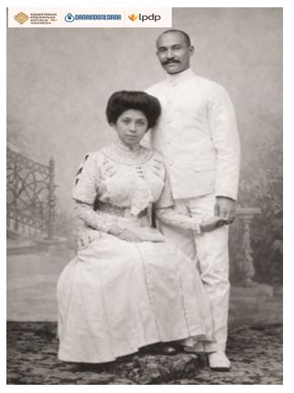 Representasi Busana Pribumi Terpelajar Pacitan dalam Pengaruh Gaya Kolonial (Dana Indonesiana 2025)