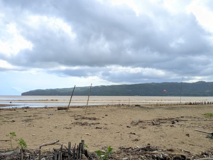 Ketika Laut Mengembalikan yang Kita Buang: Wajah Muram Pantai Pancer Door
