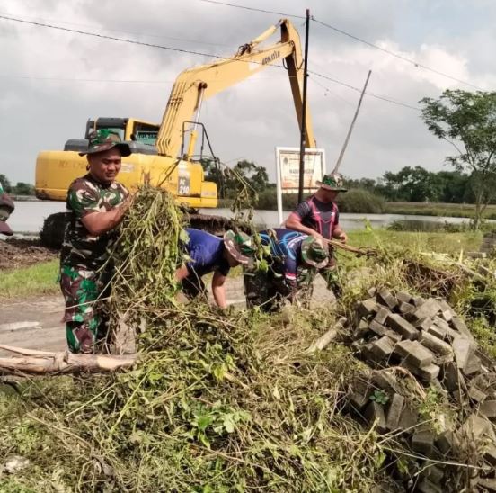 TMMD Ke 128 Kodim Gresik Kebut Pengerukan Waduk Lingsir dengan Alat Berat