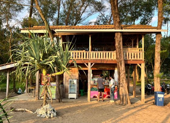 Senja di Kedai Pandan Kurung: Kuliner, Pasir Pantai, dan Rasa Tenang di Pancer Door Pacitan