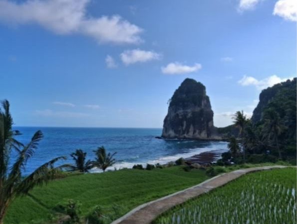 Pantai Pangasan Ramai Dikunjungi, Wisata Alam Pacitan Tawarkan Suasana Tenang