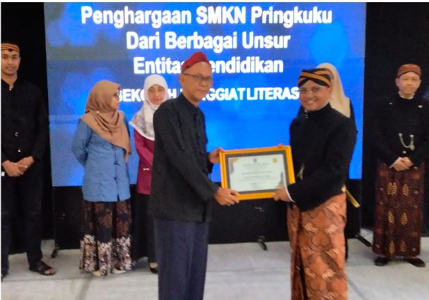 Amat Taufan Dorong Budaya Literasi, SMKN 1 Pringkuku Raih Penghargaan Sekolah Berbasis Literasi