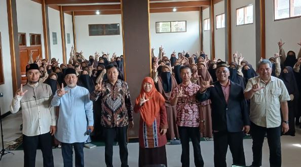 Riset Grup Sastra Indonesia FIB UNS Gelar Pelatihan Penulisan Berita Positif dan Beretika di  SMA IT Istiqomah Temanggung