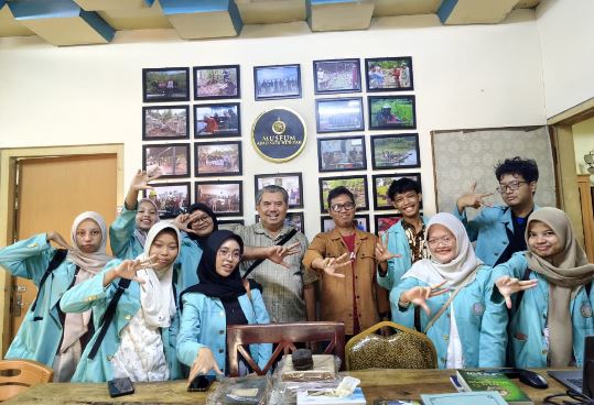 Menelusuri Jejak Peradaban Islam Lewat Naskah Kuno dan Artefak Maritim: Mahasiswa Filologi UNS Belajar di Museum Abad 1 Hijriah