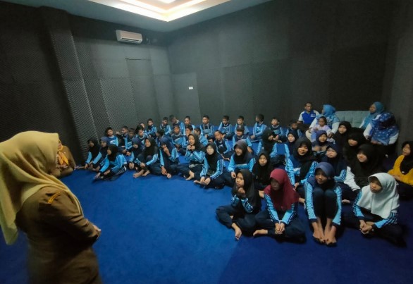 Siswa SDN 1 Jetak Belajar Sejarah Pacitan di Perpustakaan dan Kearsipan Daerah