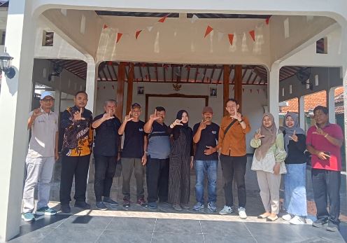 Filolog FIB UNS dan ISQI Sunan Pandanaran Identifikasi Arsip Kuno di Desa Japoh Sragen