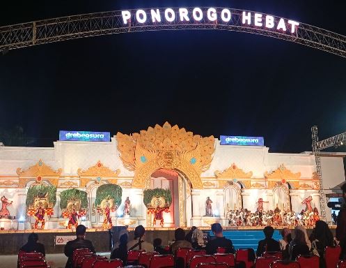 Tampil Kompak, Reog Taruna Manggala SMPN 1 Bungkal Pukau Penonton di FRR XXII
