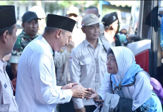 Disambut Bupati, Jamaah Haji Kabupaten Pacitan Tiba Kembali di Kampung Halaman