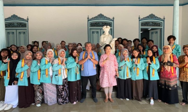 Mahasiswa Sastra Indonesia UNS Telusuri Jejak Peradaban Jawa di Perpustakaan Sasana Pustaka Keraton Surakarta