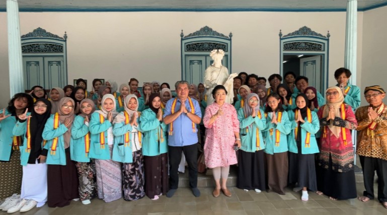 Mahasiswa Sastra Indonesia UNS Telusuri Jejak Peradaban Jawa di Perpustakaan Sasana Pustaka Keraton Surakarta