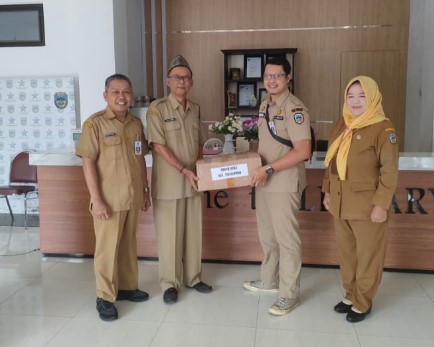 Dinas Perpustakaan Pacitan Hibahkan 50 Judul Buku, Ruang Tunggu Kecamatan Tegalombo Disulap Jadi Pojok Literasi
