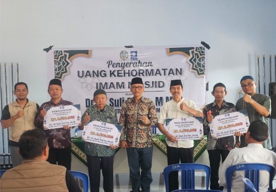 Komitmen Mengawal Aspirasi Tokoh Agama, ​Suli Da’im Salurkan Uang Kehormatan untuk 25 Imam Masjid di Ponorogo