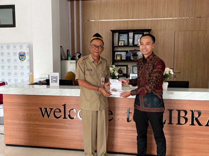 Buku “Rumah Ingatan; Kehidupan” Diserahkan ke Dinas Perpustakaan dan Kearsipan Pacitan, Terinspirasi dari Ensiklopedia Situs Pacitan Kota Misteri