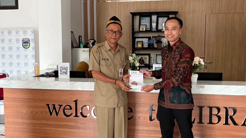 Buku “Rumah Ingatan; Kehidupan” Diserahkan ke Dinas Perpustakaan dan Kearsipan Pacitan, Terinspirasi dari Ensiklopedia Situs Pacitan Kota Misteri