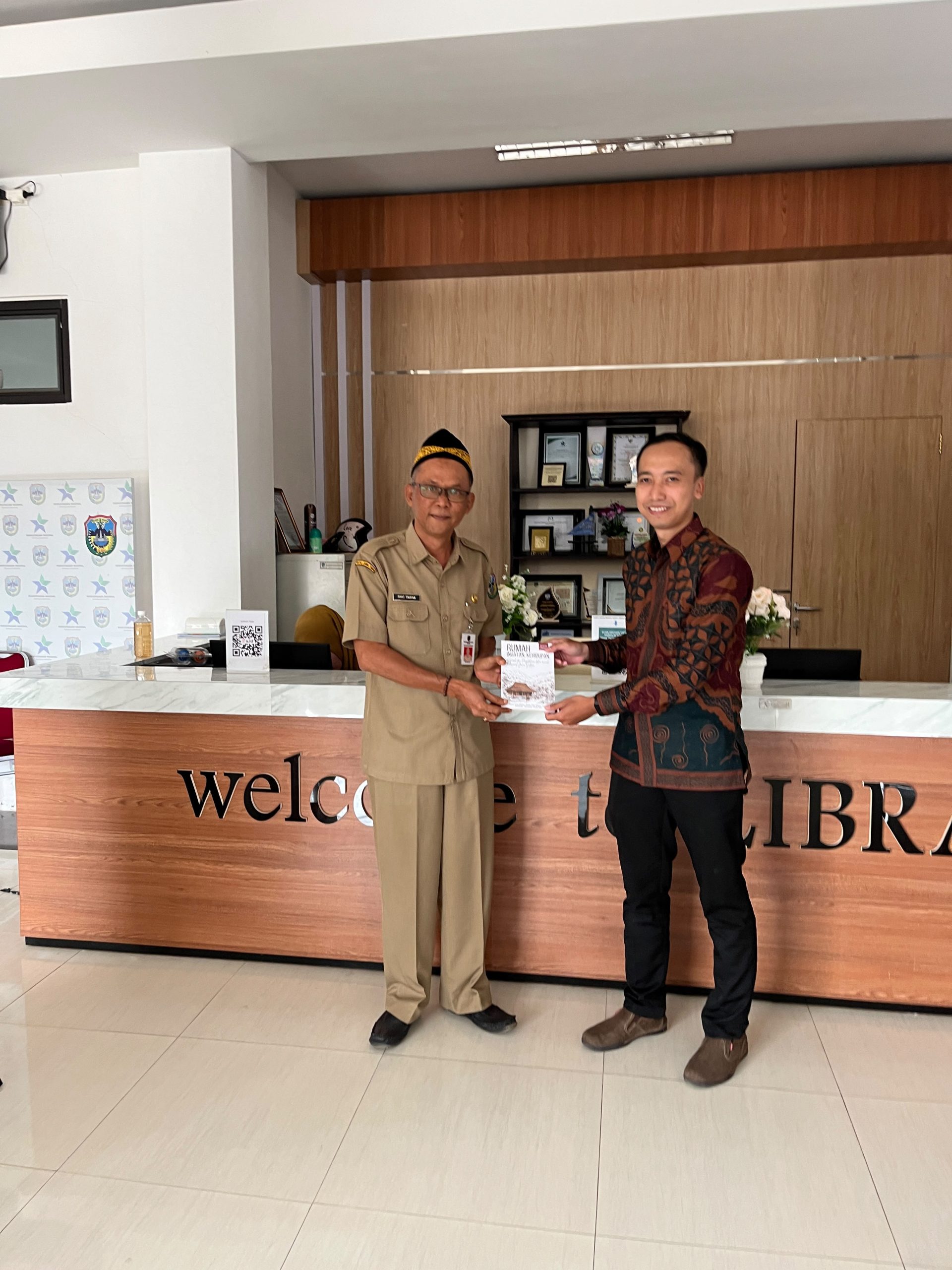 Buku “Rumah Ingatan; Kehidupan” Diserahkan ke Dinas Perpustakaan dan Kearsipan Pacitan, Terinspirasi dari Ensiklopedia Situs Pacitan Kota Misteri