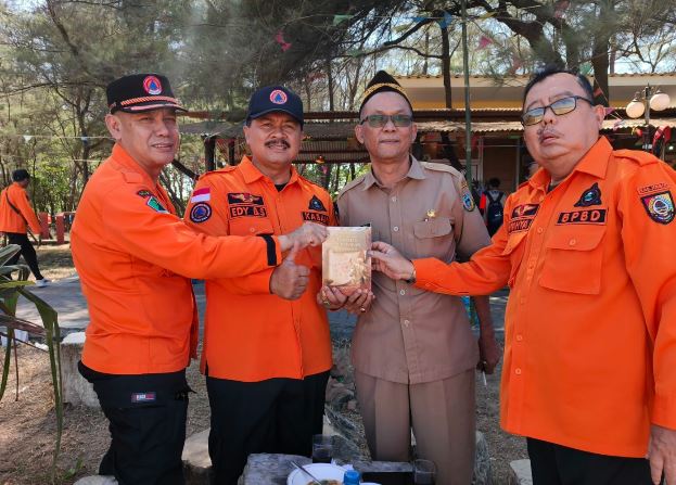 Luaran Program Indonesiana 2025 Didiseminasikan, Buku Ensiklopedia Pacitan Misteri IV: Torehan Peradaban Pacitanian Jadi Cendera Mata pada Gelar Peralatan BPBD Jawa Timur