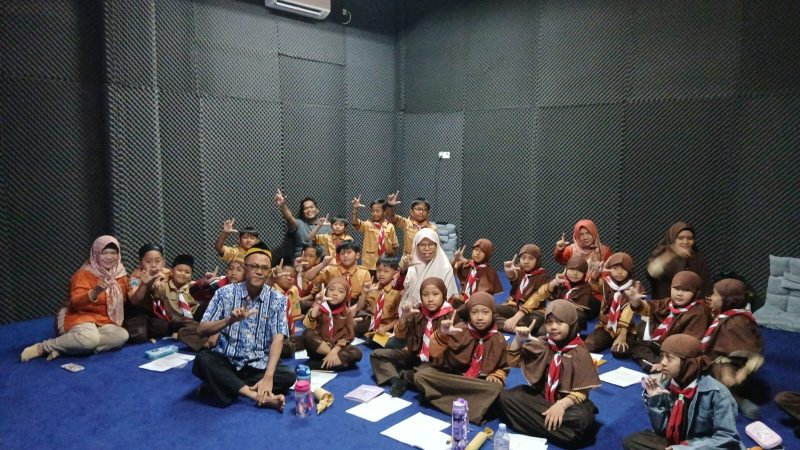 Kunjungan Edukatif SD Hajar Aswad Pacitan ke Dinas Perpustakaan dan Kearsipan Kabupaten Pacitan
