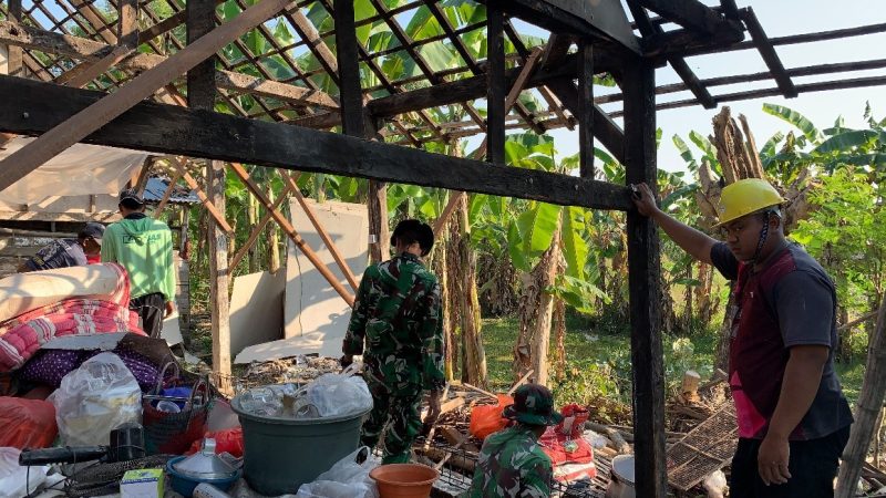 Asta Cita Membangun dari Desa, Satgas TMMD ke-129 Kodim Bojonegoro Wujudkan Harapan Baru RTLH Pak Ladi