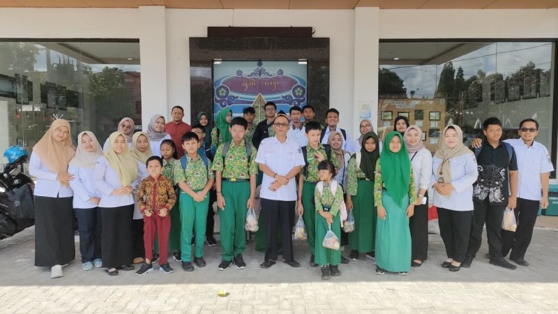 Siswa SDLB Pacitan Ikuti Outing Class di Dinas Perpustakaan dan Kearsipan Kabupaten Pacitan