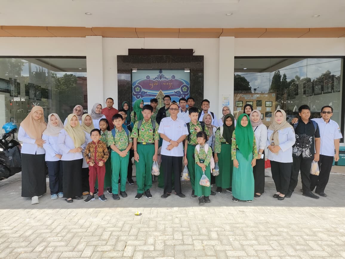 Siswa SDLB Pacitan Ikuti Outing Class di Dinas Perpustakaan dan Kearsipan Kabupaten Pacitan