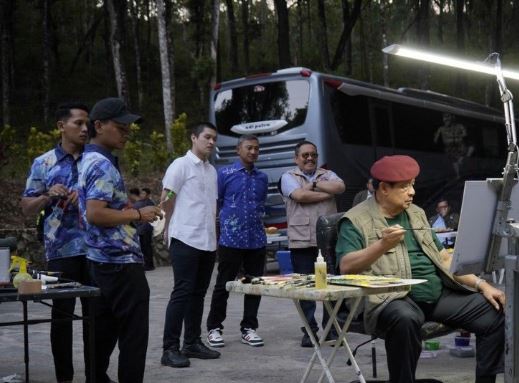 Pulkam ke Pacitan, SBY Sempat Berhenti untuk Melukis Keindahan Hutan Dadapan