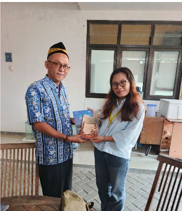 Diskusi Filsafat Ensiklopedia Pacitanian Bersama Mahasiswi UGM, Dinas Perpustakaan Pacitan Perkuat Diseminasi Luaran Dana Indonesiana 2025
