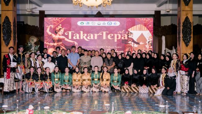 Empat UKM Seni STKIP PGRI Pacitan Kolaborasikan Kreativitas, Wujudkan Panggung Budaya Takartepa