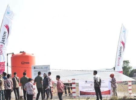 Energi Matahari Hadir di Sirnoboyo, Bank Jatim Serahkan Pompa Air Tenaga Surya untuk Petani