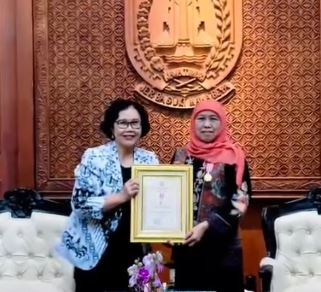 Gubernur Khofifah Raih Dwija Praja Nugraha, Penghargaan Tertinggi PB PGRI